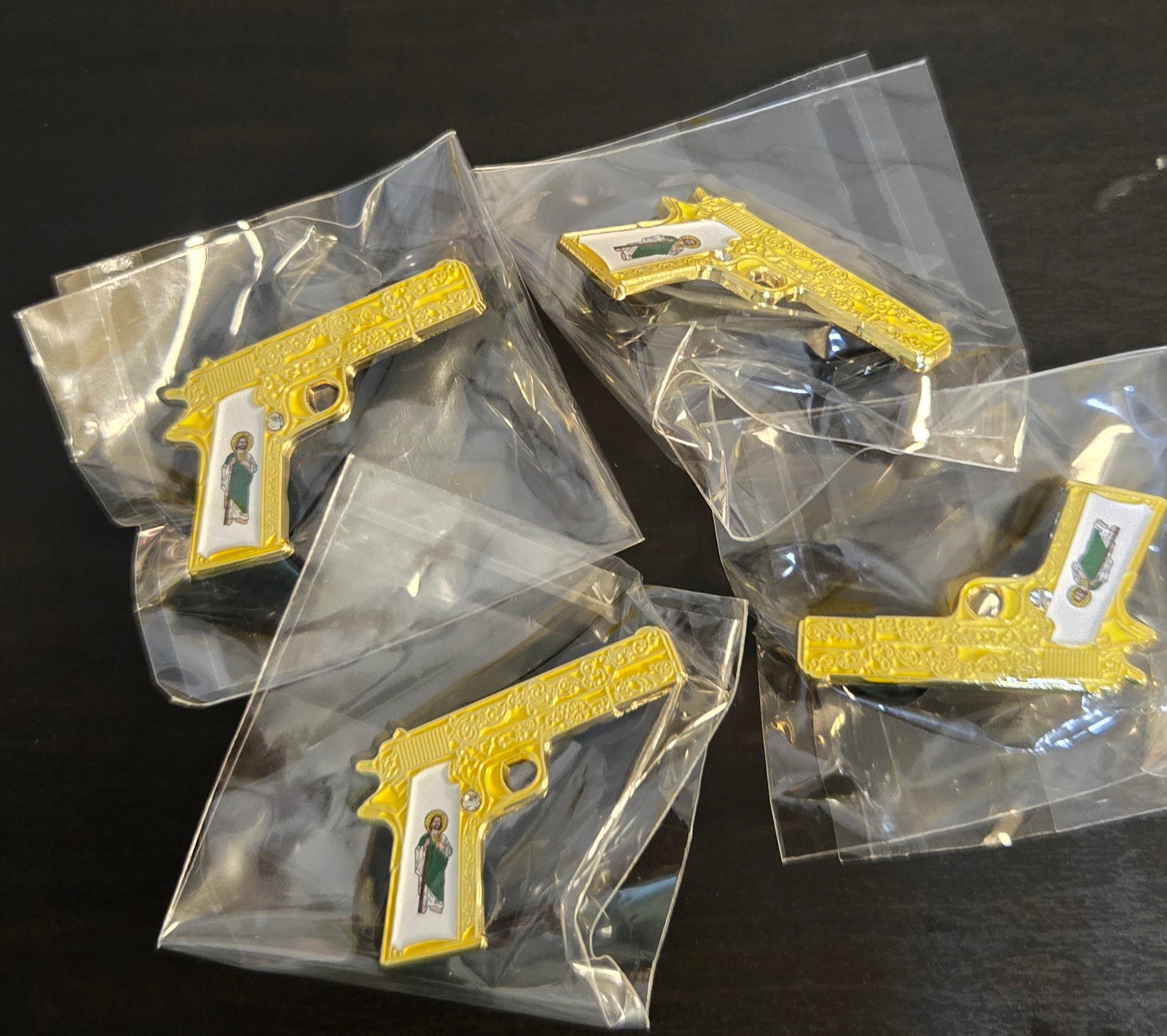 Pins  pistola con san judas